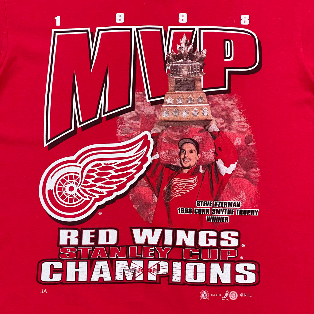Vintage 1998 NHL Detroit Red Wings Stanley Cup Champions MVP Steve Yzerman T-Shirt Men’s Large